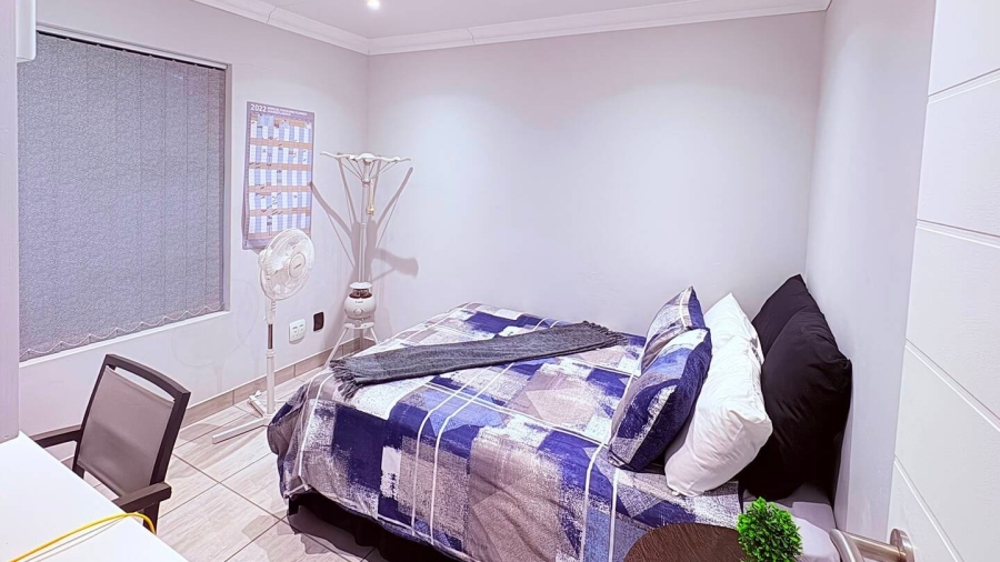5 Bedroom Property for Sale in Reebok Western Cape
